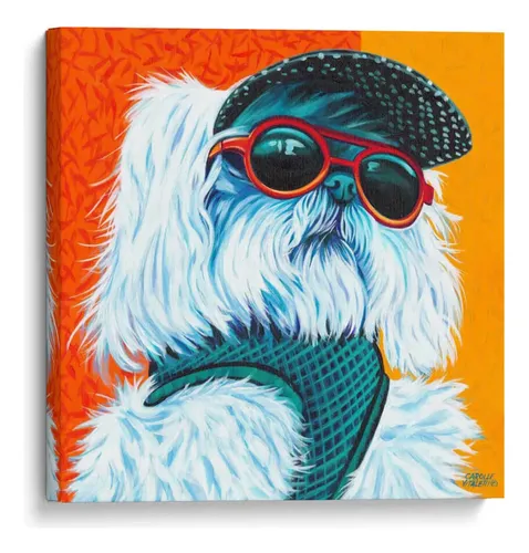 Perrito pequeño con gafas de sol rojas y gorra sobre fondo naranja y amarillo intenso